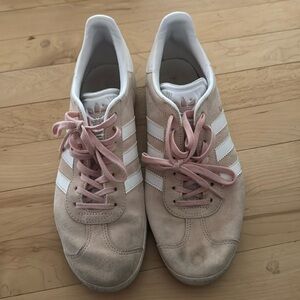 Adidas Gazelle shoe size 9. Color pink.